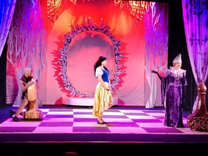 Театрдағы жаңа жылдық шырша: ерекше қонақтарға арналған ғажайып мереке