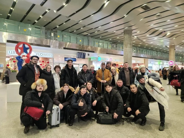 Санкт-Петербург пен Мәскеу халықаралық марапаттарға ие болған жарқын театр қойылымдарын қабылдайды